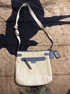EUC COACH CUTE LEATHER CROSSBODY 11x10